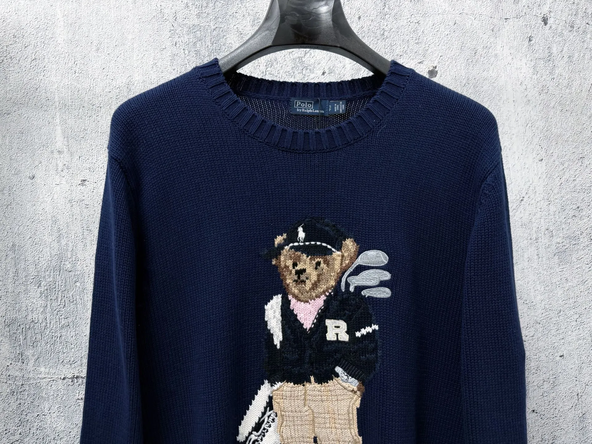 (Original) Ral Lauren Spring 26 lo Bear loose-fitting cotton crew neck sweater Bear Series bear embroidery Brown wearing bear, with three-dimensional bear embroidery, childlike and elegant. Round neck design + wide threaded hem and cuffs with exquisite details, "RL" logo on the left hem. It can be easily matched with high-waisted pants or skirts for commuting, dating, and leisure. You can switch between college style or retro style at will. College style jacket bear sweater ♥️Classic H loose version. Imported cotton yarn texture is invincible. Three-dimensional bear embroidery technology, pure hand-made cross-stitch method, LP letters, childlike high-end Retro casual style, a must-have for quality control! Size：S-XL